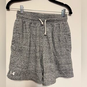 Under Armour shorts Mens size M. Side pockets. Gray color
